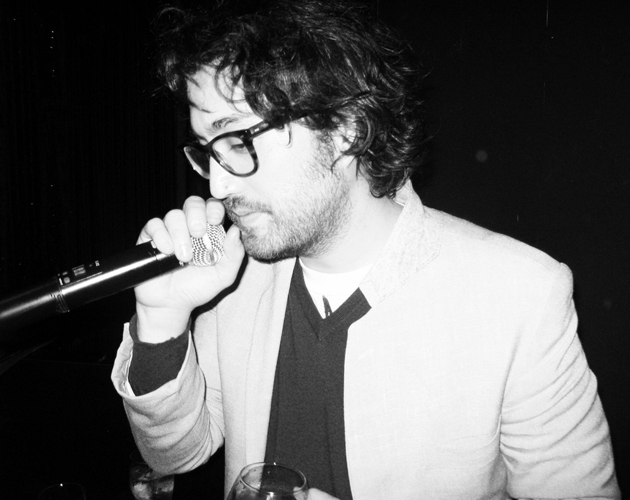 Sean Lennon y Rufus Wainwright cantan 'Material Girl' en Occupy Wall Street