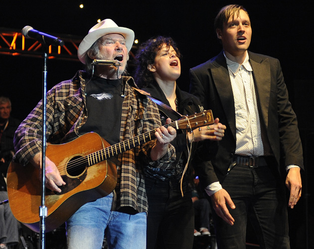 Arcade Fire y Neil Young comparten escenario e interpretan 'Helpless'