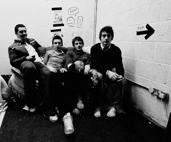 Los Arctic Monkeys tocan la cara B de 'Suck it and see' en directo