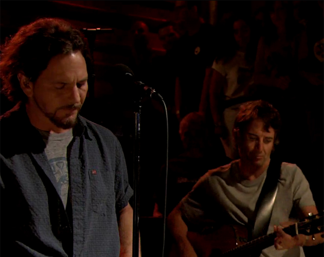 Pearl Jam versiona 'Mother' de Pink Floyd en el show de Fallon