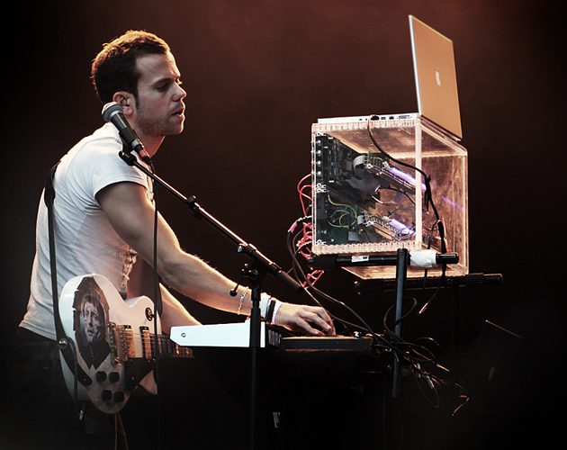 Zola Jesus y M83 interpretan juntos en directo 'Intro'