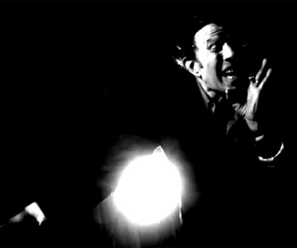 Tom Waits haciendo el monete en el patio de su casa en el vídeo de 'Satisfied'