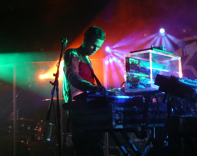 M83 interpreta 'Midnight City' en directo y mete una caña del copón