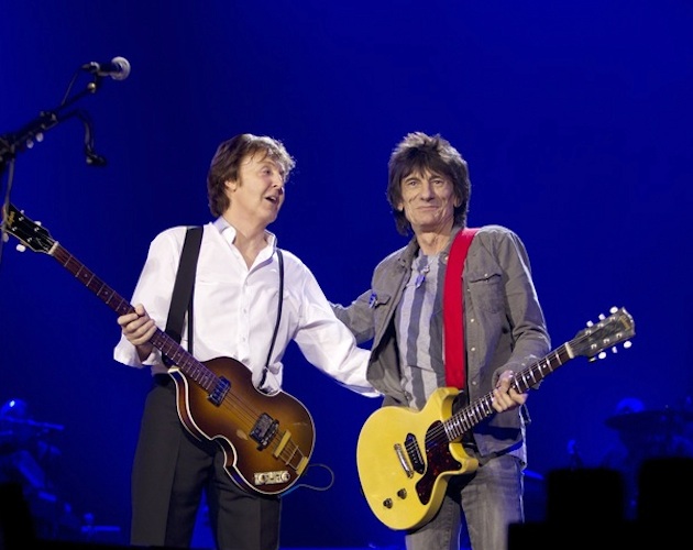 Paul McCartney y Ronnie Wood tocan juntos 'Get back'
