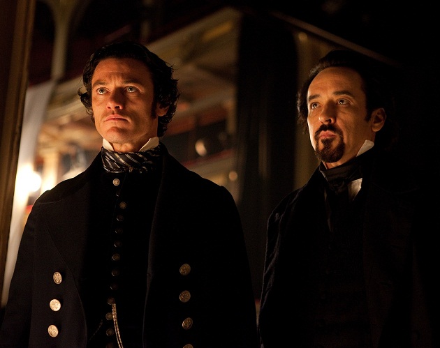 John Cusack como Poe en el nuevo póster de 'The Raven'
