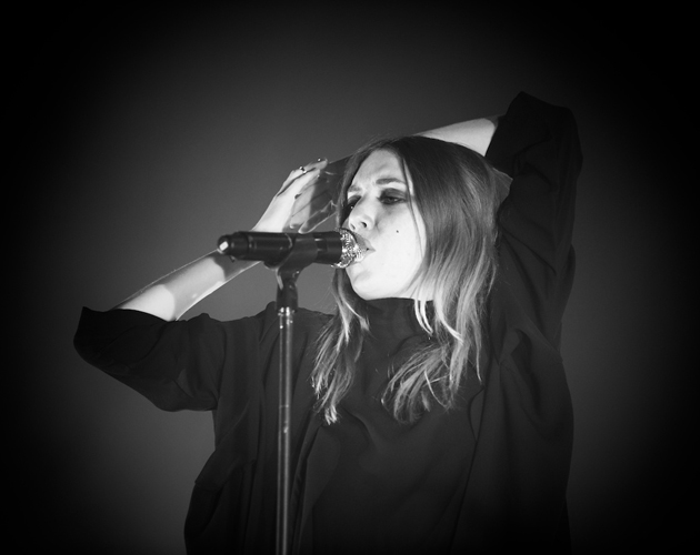 Lykke Li canta junto a los Deportees en 'A New Name to Go By'