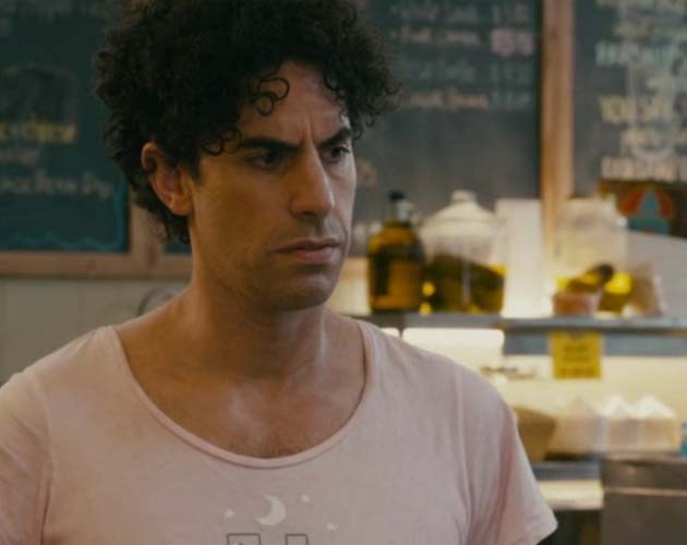 Sacha Baron Cohen, Anna Faris y una frutería en el primer clip de 'El Dictador'