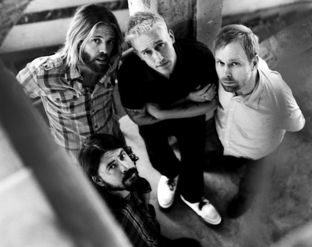 Foo Fighters hacen un cover de los Queens of the Stone Age en directo