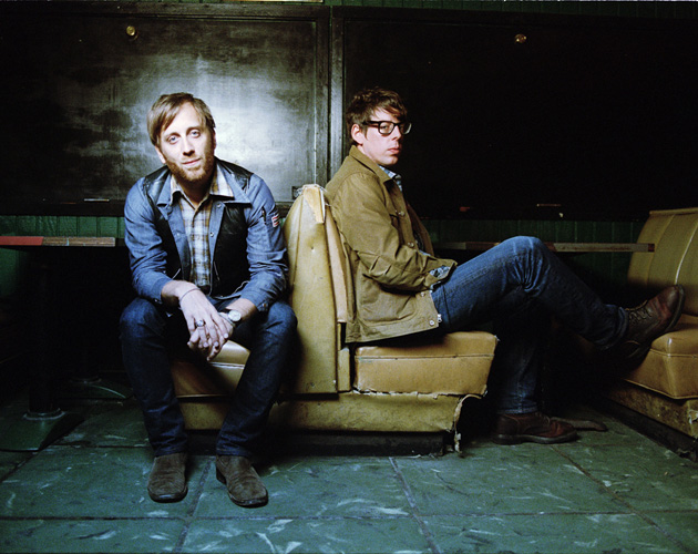 The Black Keys y John Fogerty homenajean a Levon Helm con un cover de 'The Weight'