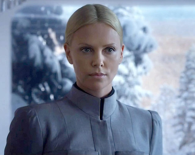 Algo pasa con Charlize Theron en el nuevo póster de 'Prometheus'