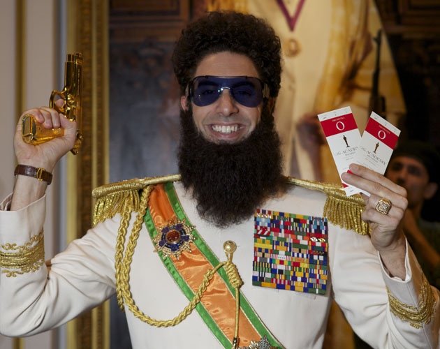 Trailer red band de 'El dictador' mientras Sacha Baron Cohen secuestra a Martin Scorsese 