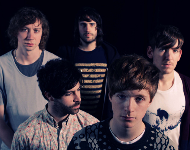 Foals anuncian un CD a imagen y semejanza de las 'cintas de hitazos' de los noventa 