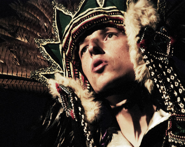 Nuevo tema de Totally Enormous Extinct Dinosaurs: 'Stronger'