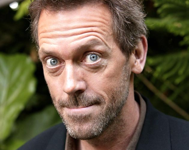 Esto mejora por momentos: Hugh Laurie posible villano del remake de 'Robocop'