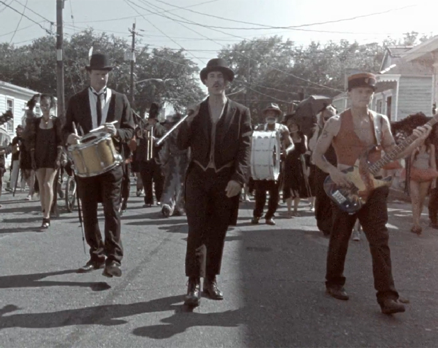 Red Hot Chili Peppers de cortejo fúnebre en Nueva Orleans en su nuevo videoclip