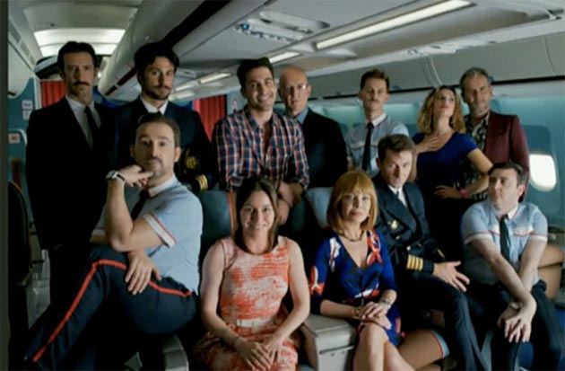 Almodóvar presenta 'Los amantes pasajeros' y lanza la primera imagen del reparto