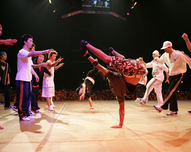 Josh Holloway entrena bailarines en el trailer de 'Battle of the Year'