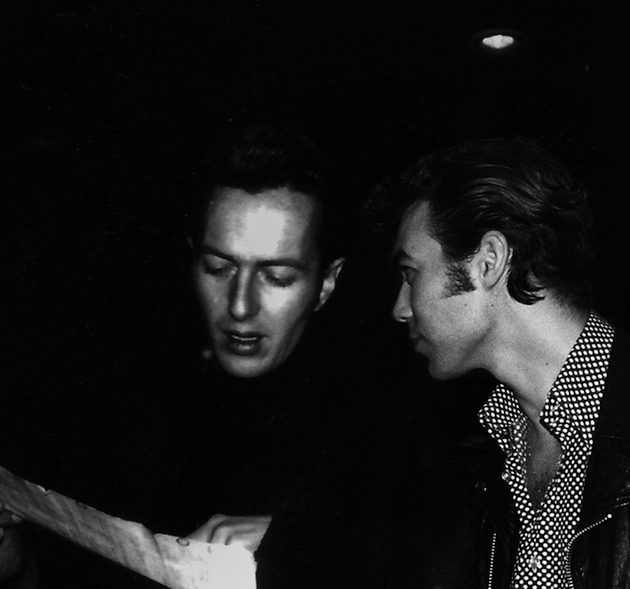 Joe Strummer mostrándole la letra del blues inédito que hizo para 091 a José Antonio García 'Pitos'. Joe Strummer mostrándole la letra del blues inédito que hizo para 091 a José Antonio García 'Pitos'.