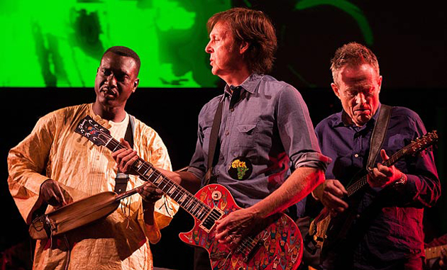 Paul McCartney toca junto a Damon Albarn y John Paul Jones en el Africa Express