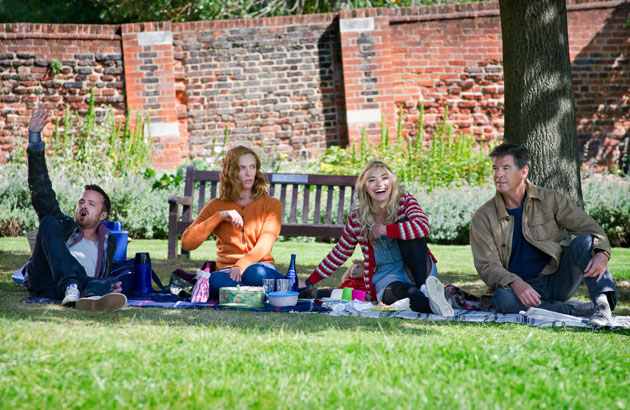 Imogen Poots, Pierce Brosnan, Toni Collette y Aaron Paul en la primera imagen de 'A Long Way Down'