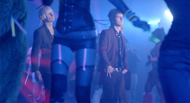 Nuevo videoclip de Green Day, 'Kill the DJ': sangre en la discoteca