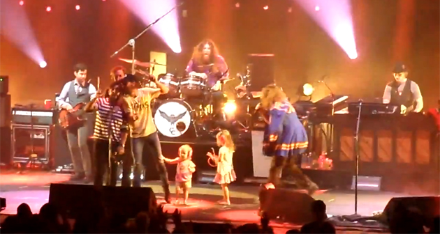 Momento amor: My Morning Jacket + Band of Horses + retoños hacen una cover de 'Rock the Casbah'