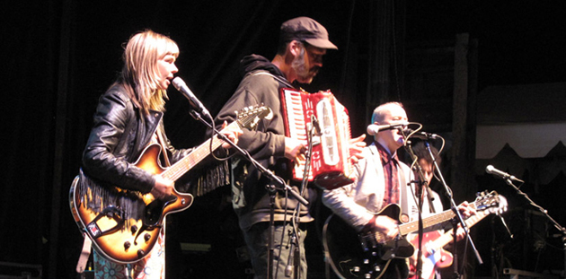 Krist Novoselic, de Nirvana, toca junto a The Vaselines 'Jesus Doesn't Want Me for a Sunbeam'