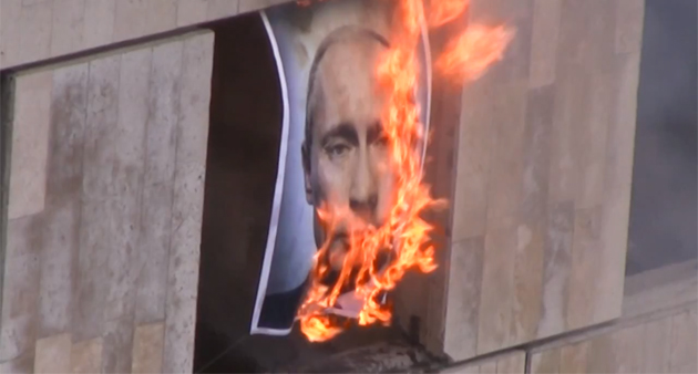 Pussy Riot lanzan un vídeo en el que agradecen el apoyo recibido y queman una foto de Putin