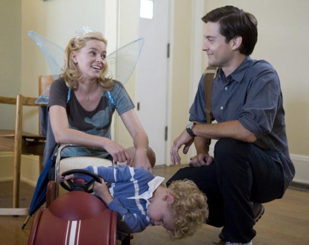 Tobey Maguire y Elizabeth Banks protagonizan el trailer de 'The Details'