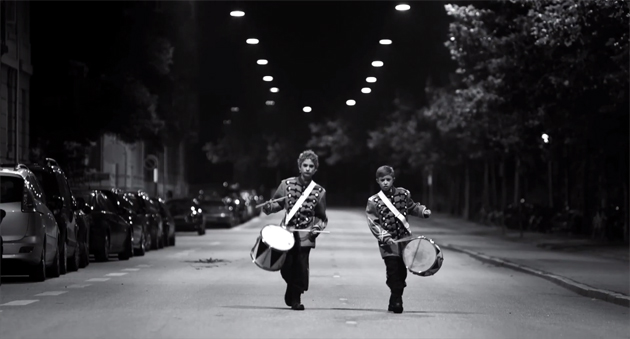 Tamborileros perturbadores en el nuevo videoclip de The Raveonettes