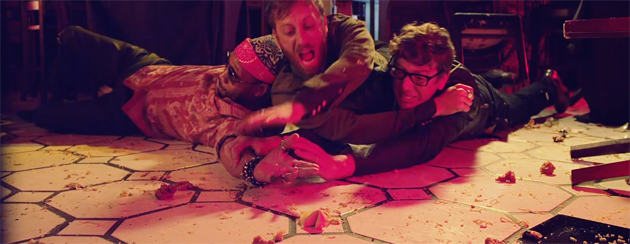 The Black Keys y RZA se dan de hostias en el videoclip para 'The Baddest Man Alive'