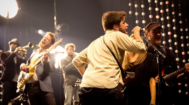Mumford & Sons lanzan nuevo vídeo para el single 'Whispers In The Dark' junto a las chicas de Haim