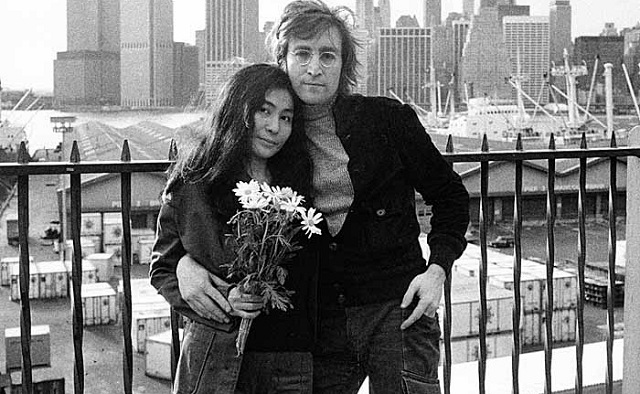 Yoko Ono muestra la foto de las gafas ensangrentadas de John Lennon en Twitter