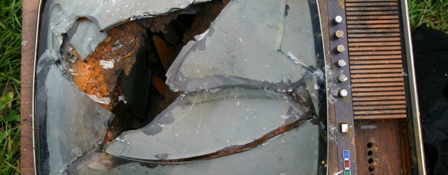 El gobierno español hiere de muerte a la televisión pública y el intercambio de datos por Internet