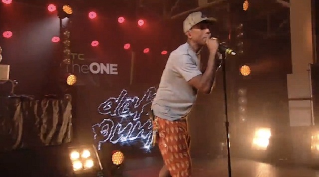 'Get Lucky' de Daft Punk interpretada en vivo por Pharrell Williams
