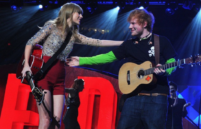 Taylor Swift, a punto de ser empalada por la espada de Ed Sheeran