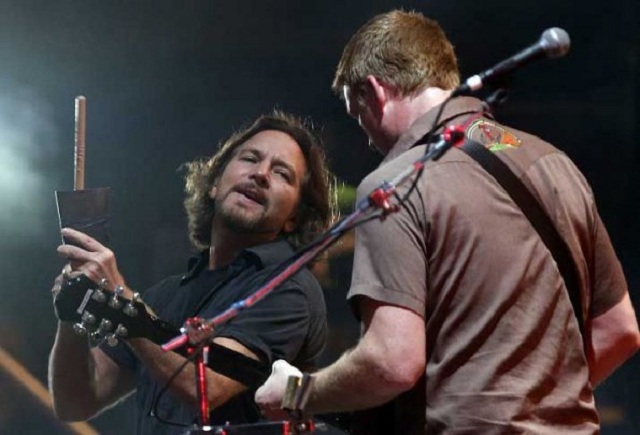 Pearl Jam y Queens of The Stone Age unidos en Chile a través de Eddie Vedder