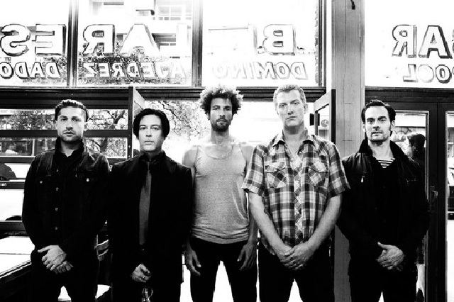 El nuevo disco de Queens of The Stone Age '... Like Clockwork' estará disponible en iTunes a partir de hoy.