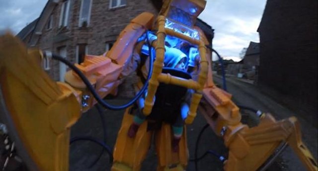 Padre construye el robot de carga de 'Aliens' para su hija