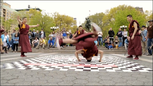 Monjes budistas bailan breakdance con los Beastie Boys