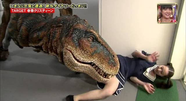 La broma del dinosaurio en la oficina japonesa