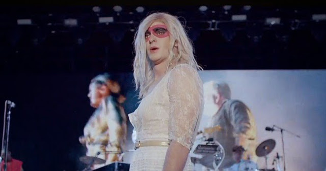 Andrew Garfield travestido en el nuevo videoclip de Arcade Fire