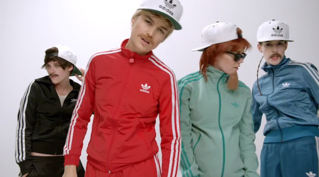 Brie Larson, Kristen Stewart y Anne Hathaway en 'Just One of the Guys' de Jenny Lewis