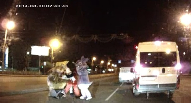 La incre&iacute;ble historia de c&oacute;mo un conductor recibi&oacute; una paliza de Mickey y Bob Esponja en Rusia