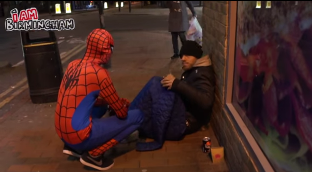 Spider-Man es real y ayuda a los sin techo en Birmingham