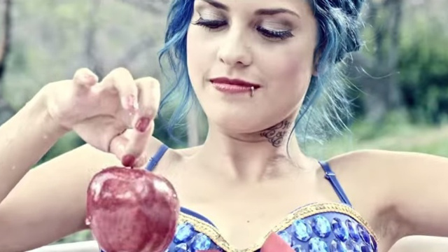 Videoclip de 'Parara Tibum' de MC Tati Zaqui, una Blancanieves diferente