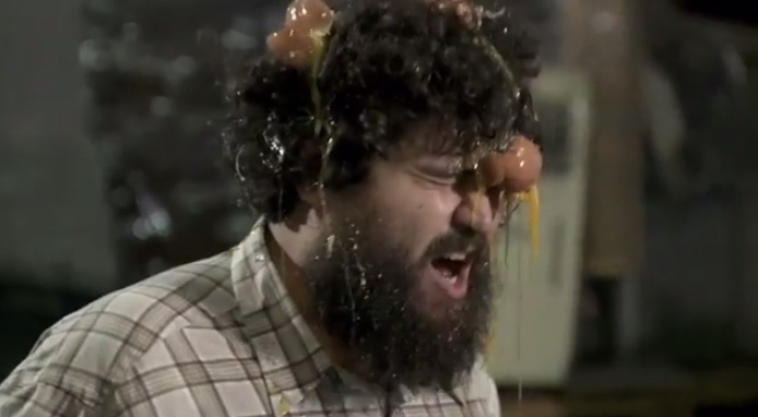 Miguel Ángel Blanca recibe una paliza en 'Un Último Esfuerzo' de Manos de Topo