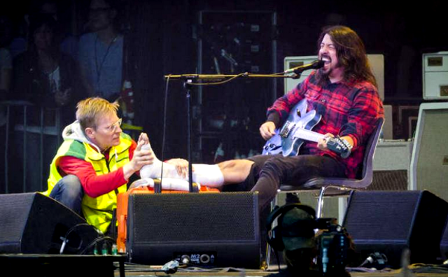 Dave Grohl se rompe la pierna en un concierto de Foo Fighters y sigue tocando