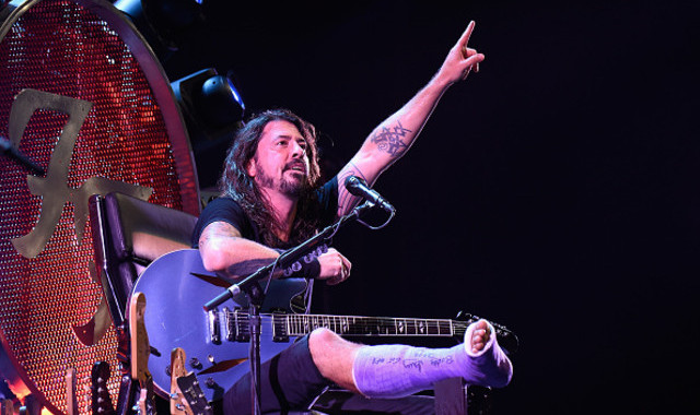 Versión de 'Seven Nation Army' de Foo Fighters y ¡el médico de Dave Grohl!