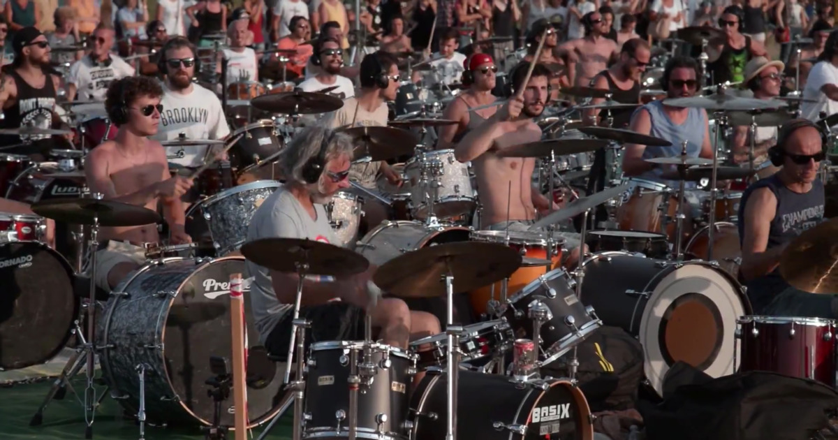 Record con 'Learn to Fly' de Foo Fighters interpretada por 1000 músicos en Cesena